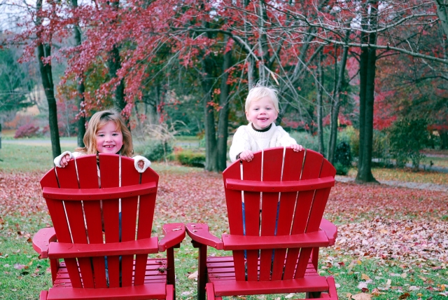 red fall colors, outdoor family photos